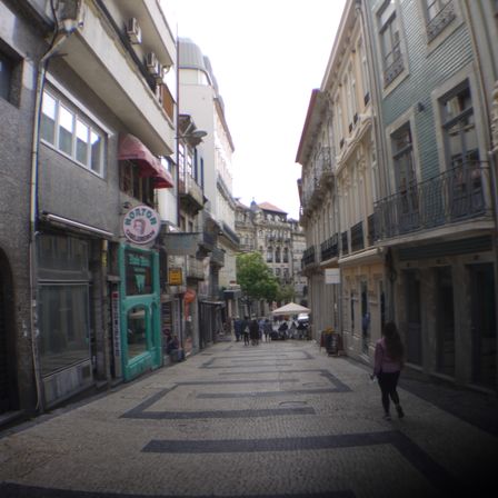 Foto de um calçadão, prédios antigos e reformados dos dois lados. Em destaque na esquerda uma loja com fachada verde.